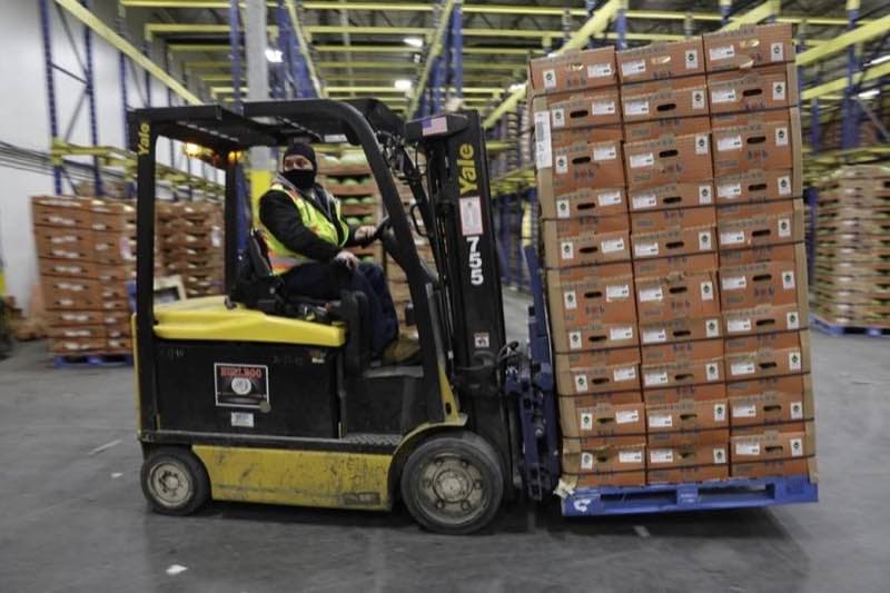 Palettes de marchandises en mouvement dans un entrepôt