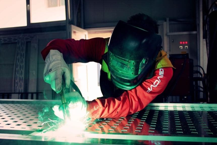Soudeur au travail sur un panneau d’acier